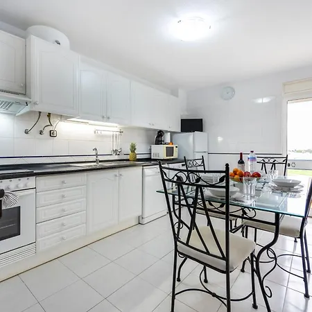 Apartment Pera & Pool - Silhueta Citadina