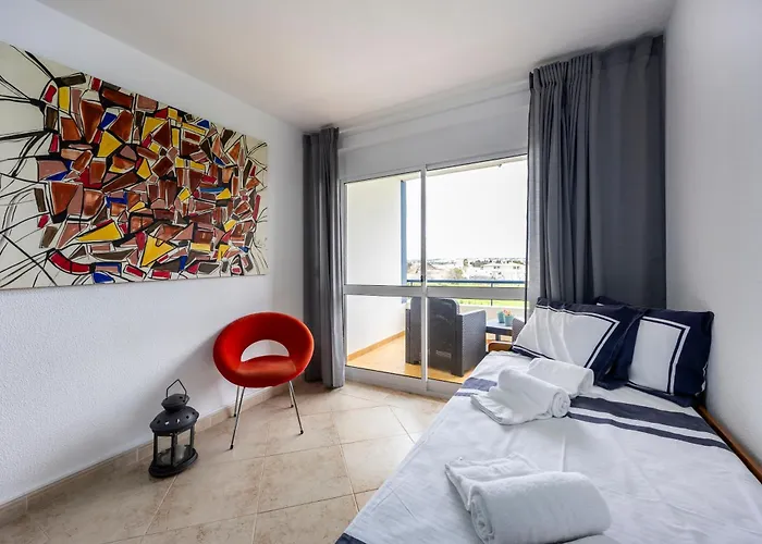 Pera & Pool - Silhueta Citadina Armação de Pêra