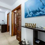 Apartment Pera & Pool - Silhueta Citadina