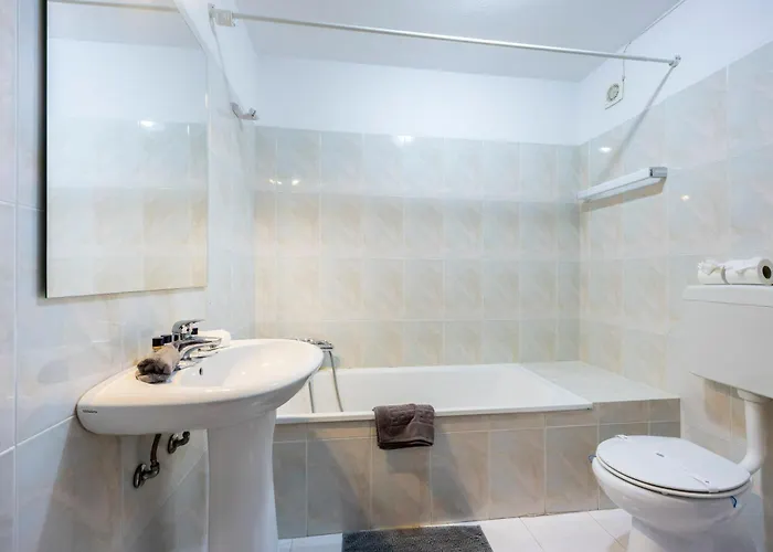 Pera & Pool - Silhueta Citadina